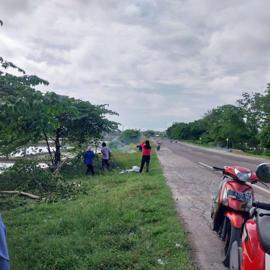 Pemerintah Desa Patila Gelar Kegiatan Jumat Bersih di Jalan Poros Desa